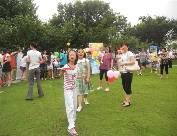 炎炎夏日又迎来了为期2个月的悠长暑假,为了丰富社区中小学生的暑期生活,活跃社区氛围,7月6日上午,康桥半岛社区联合周康社区网在1-3期小区大草坪上开展闪亮宝贝亲子活动,共吸引80个小朋友参与。 本次亲子活动有2个内容,第一个内容是通关玩游戏,分别是:抬乒乓球、夹弹珠、石头剪刀布、贴鼻子、跳绳、比力气、踢毽子、投篮,通关后能获得一份游戏奖品。第二个内容是展示自我留下美好一瞬间,由专业机构进行照片拍摄,孩子们的照片将放到周康网上,利用网上投票的方式,决出第一、第二、第三名,胜出的宝贝将获得精美的奖品。