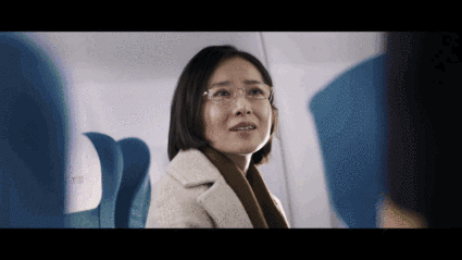 支教老师坐上重返故地的航班.这个源于真实的微电影,看哭了!