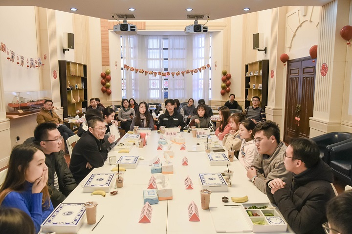 1609868331677.jpg 陆靖校长和相关职能部门负责人倾听学生问题.jpg