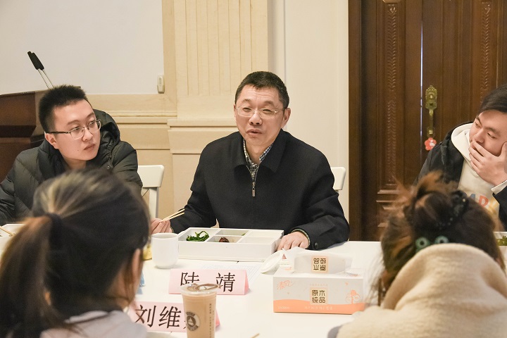 1609868467628.jpg 陆靖校长解答学生问题(1).jpg