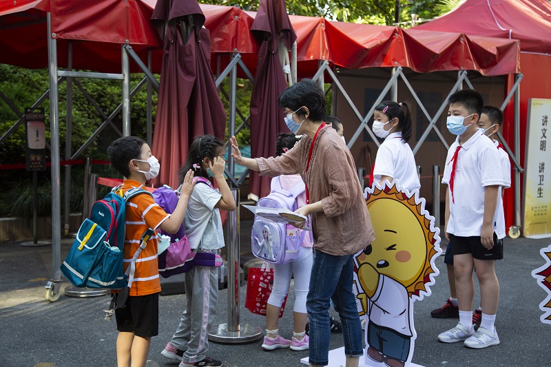 团结比心日新少年乐学向善徐汇区日晖新村小学迎来开学第一天