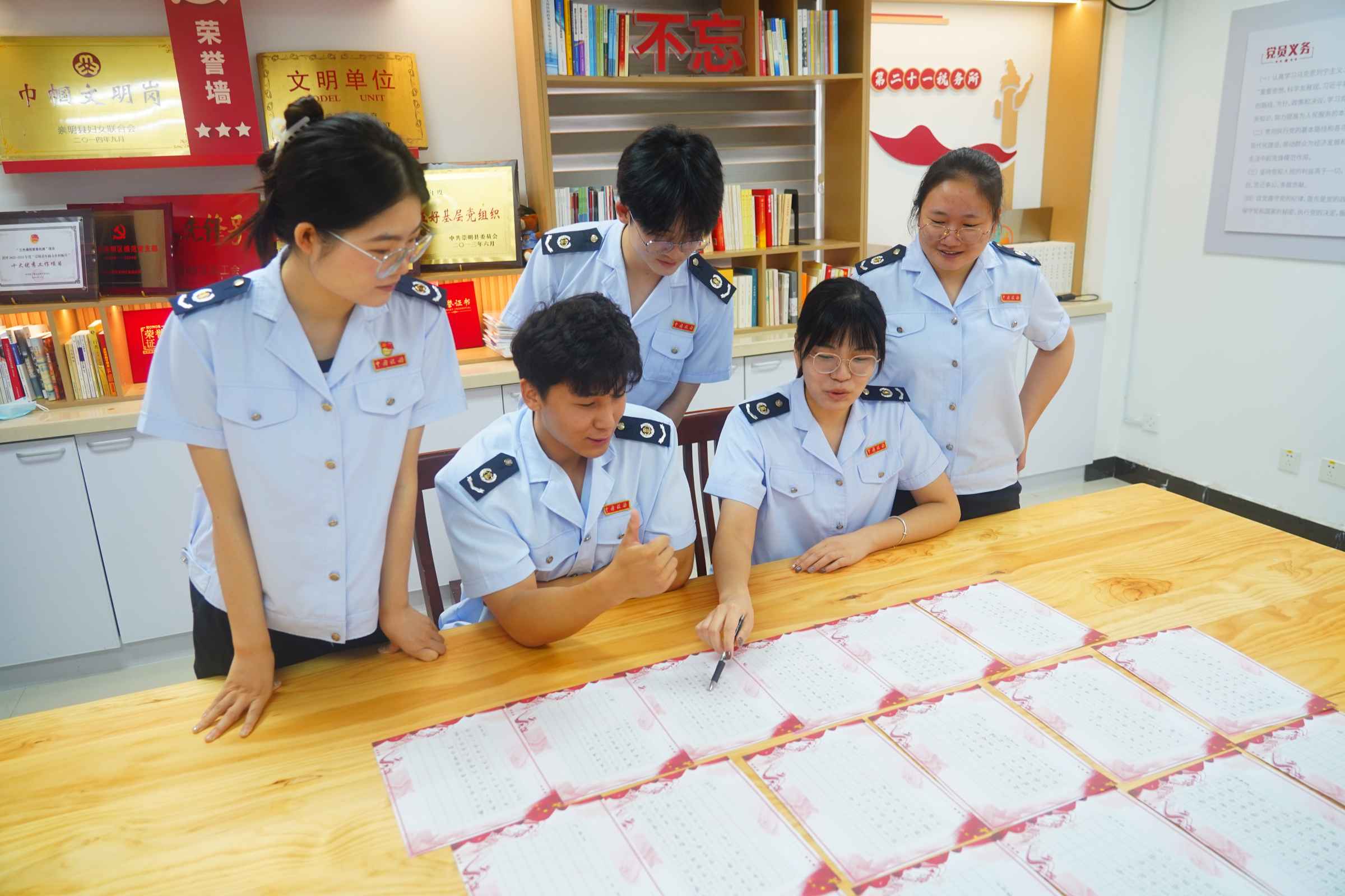 活动照片2.JPG 活动照片2.JPG