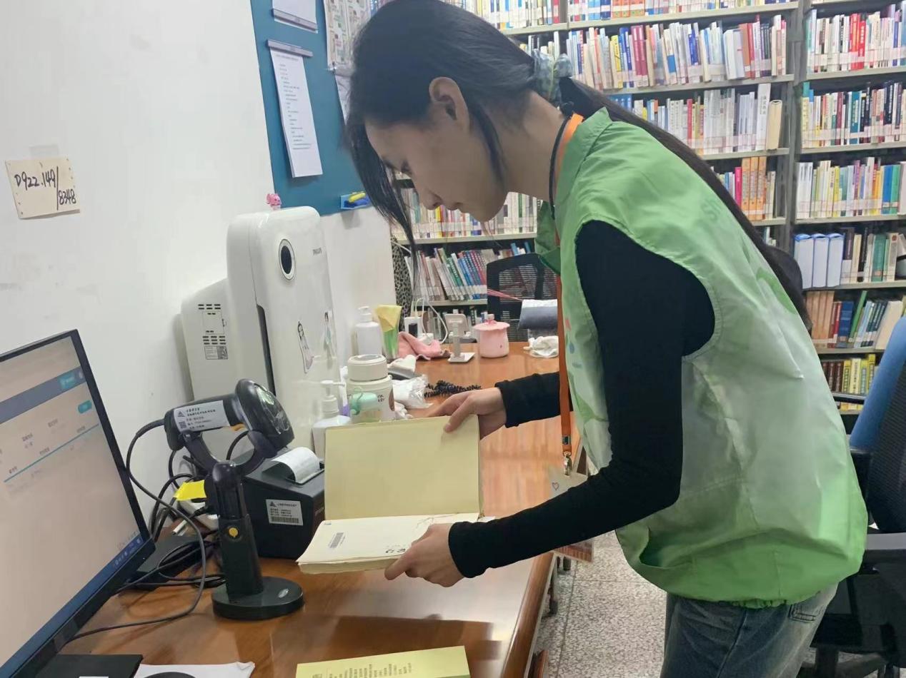 上海图书馆、奉贤图书馆、南桥图书馆服务活动现场 志愿者摄