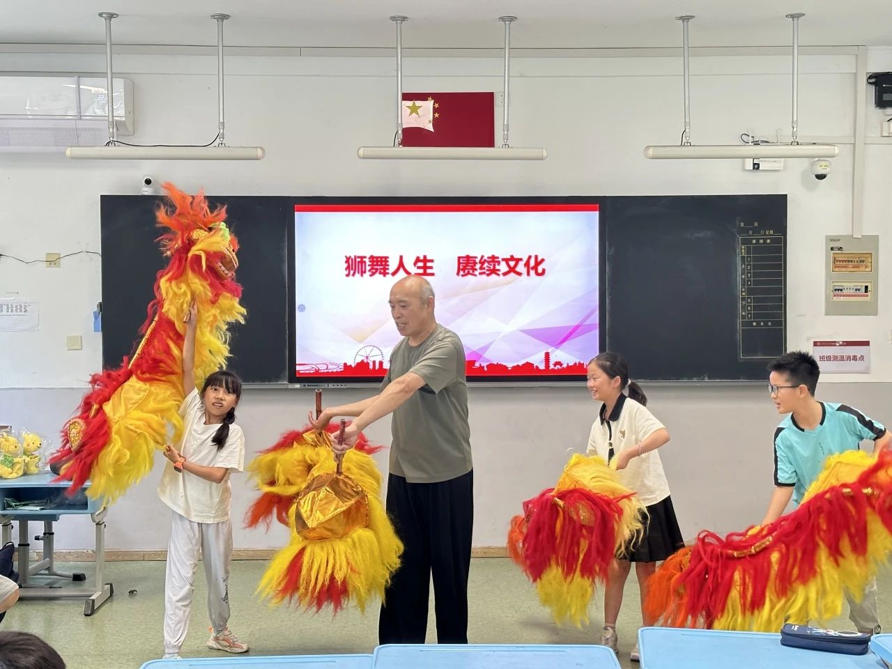 闵行区开展马桥非遗手狮舞学习活动。 闵行区开展马桥非遗手狮舞学习活动。