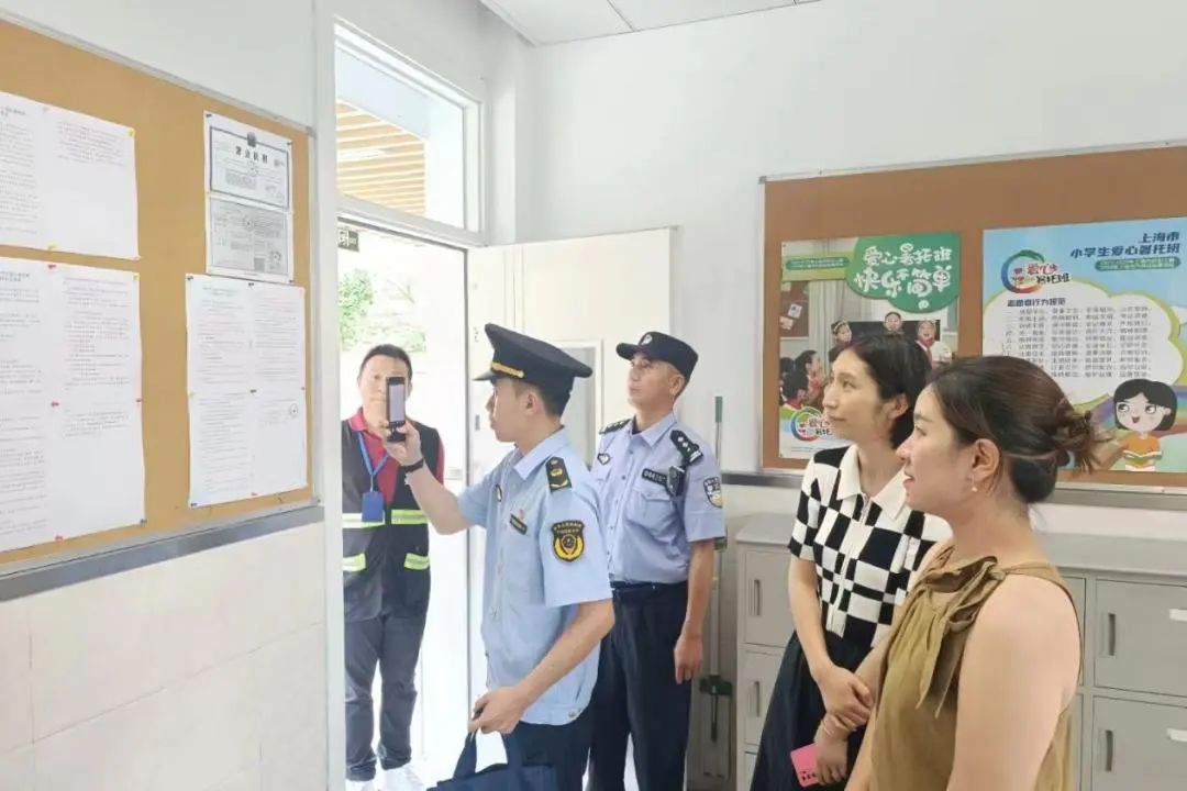 开班前期,宝山区各单位工作人员开展详细检查。 开班前期,宝山区各单位工作人员开展详细检查。