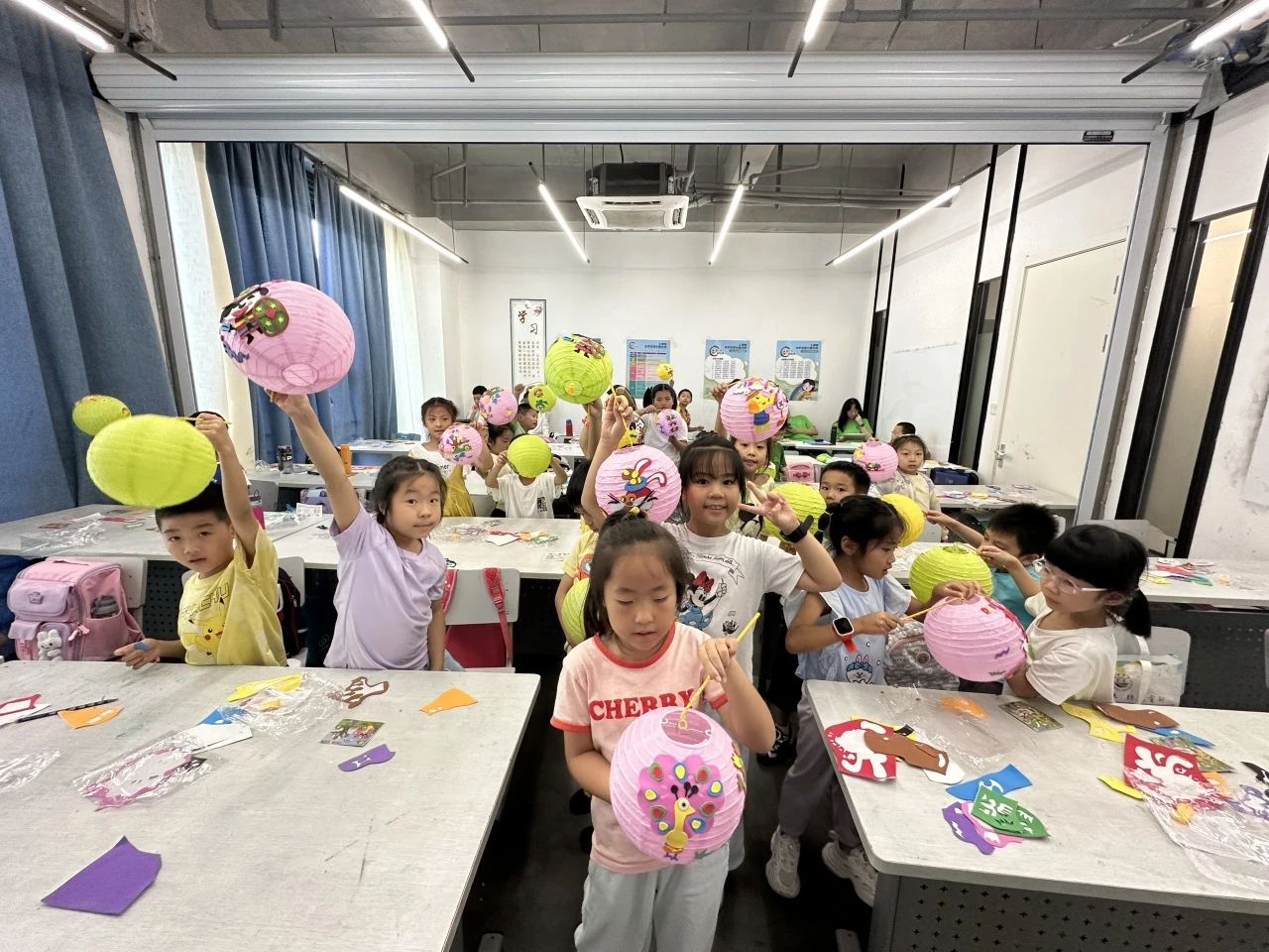 金山区开展非遗花灯制作活动。 金山区开展非遗花灯制作活动。