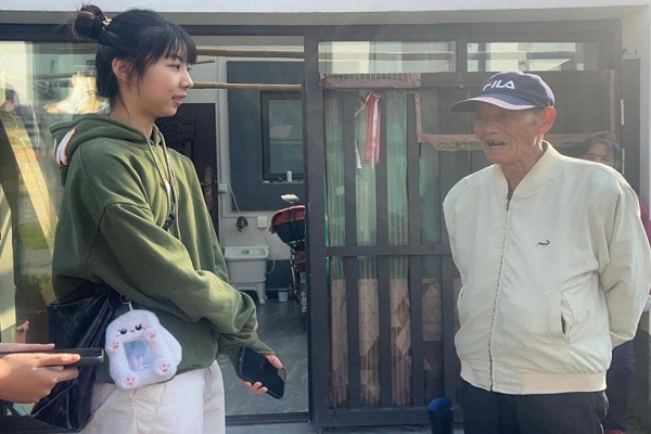 实践调研团队与村民交流访谈 上海立信会计金融学院团委摄
