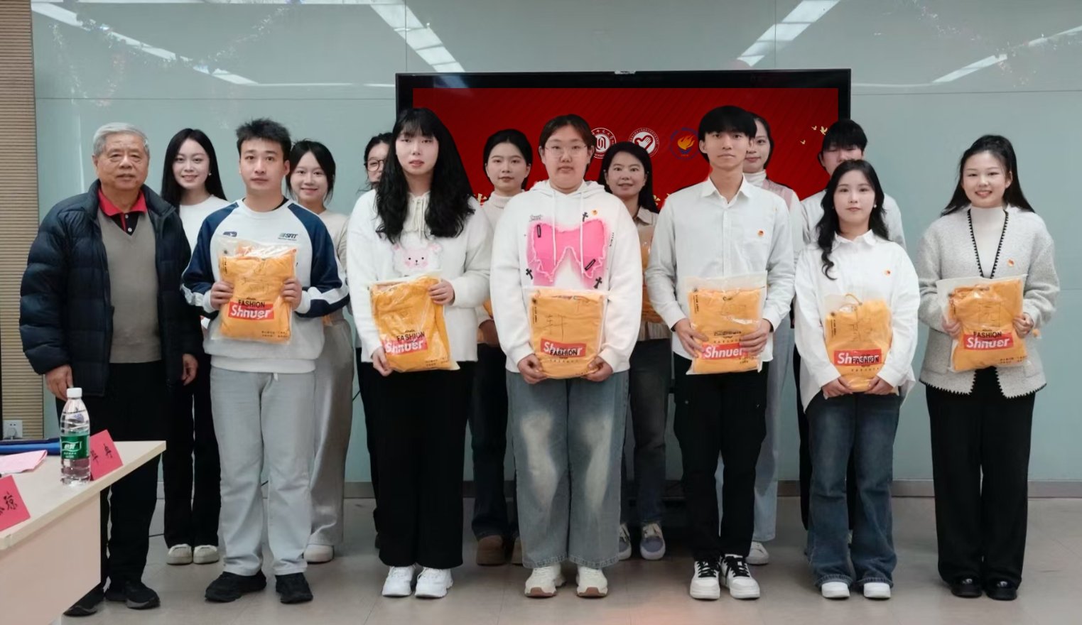5-发放支教团队服装.jpg 5-发放支教团队服装.jpg