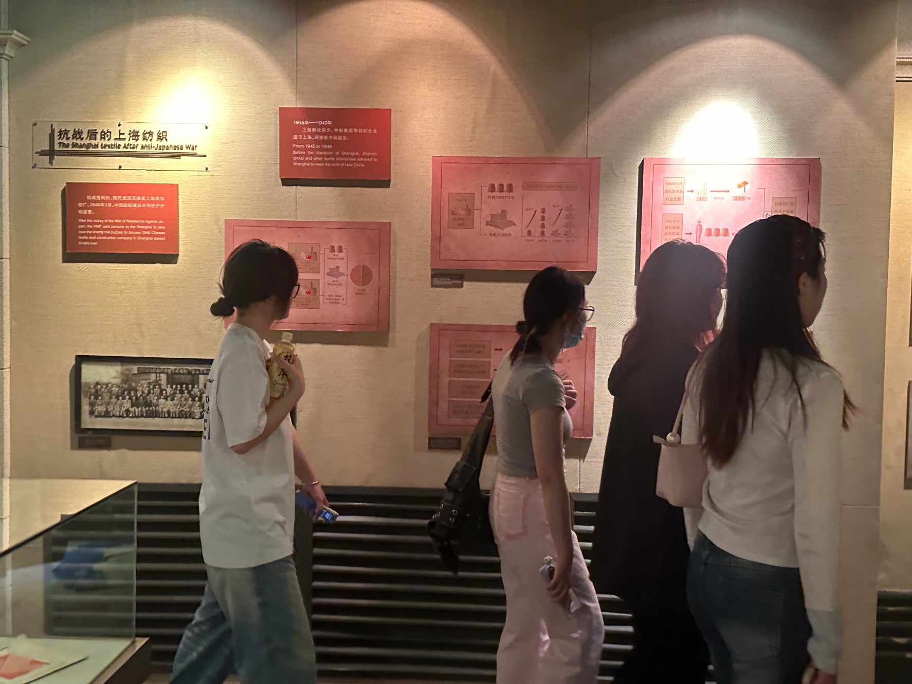 多人参观.jpg 多人参观.jpg