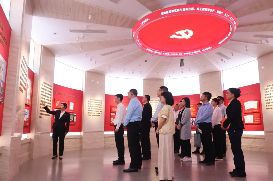 参观学习照片.jpg 参观学习照片.jpg
