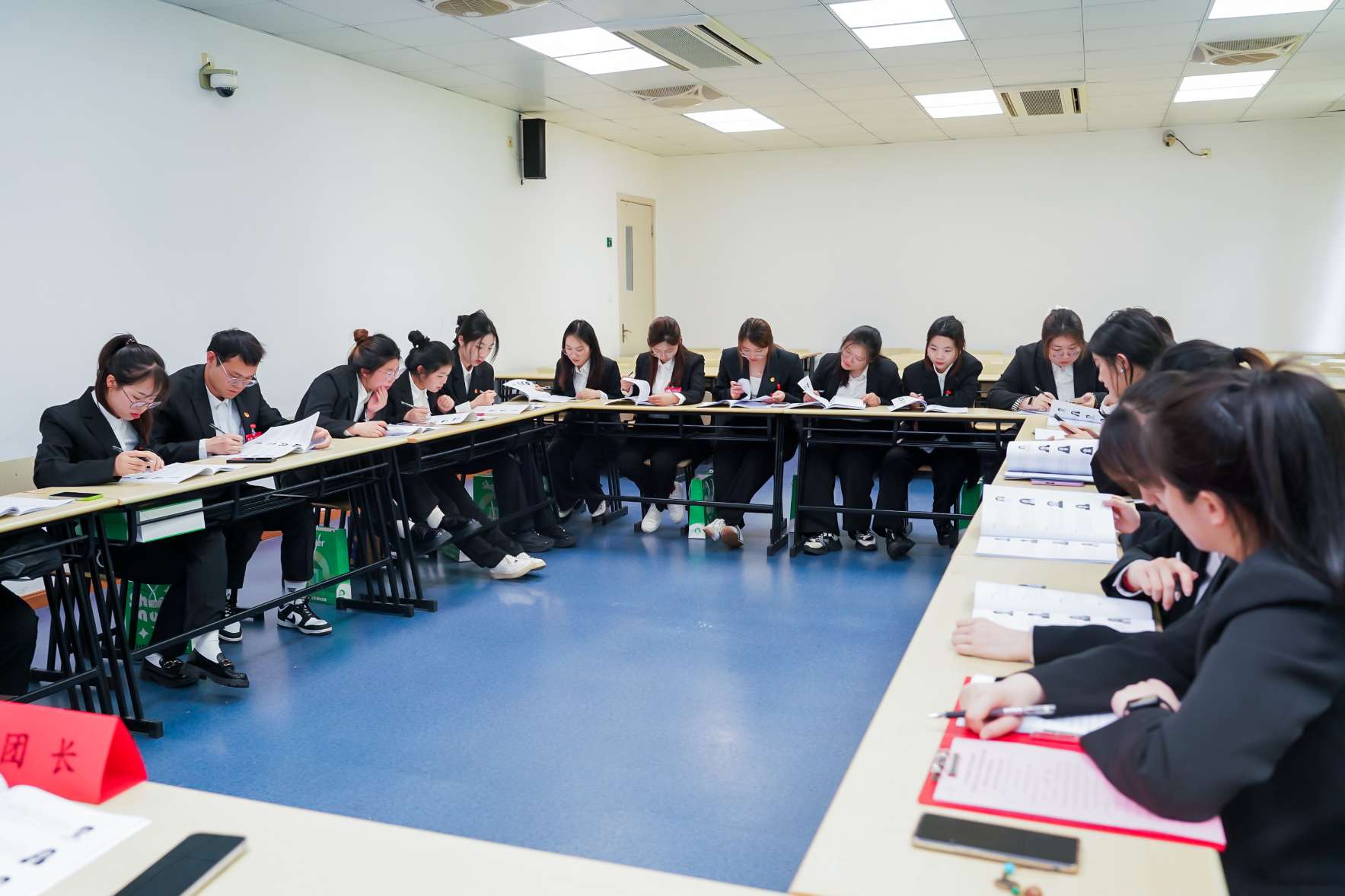 9.分组会议照片.jpg