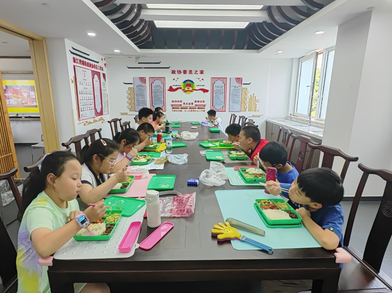 有序用餐杜绝浪费.jpg 有序用餐杜绝浪费.jpg