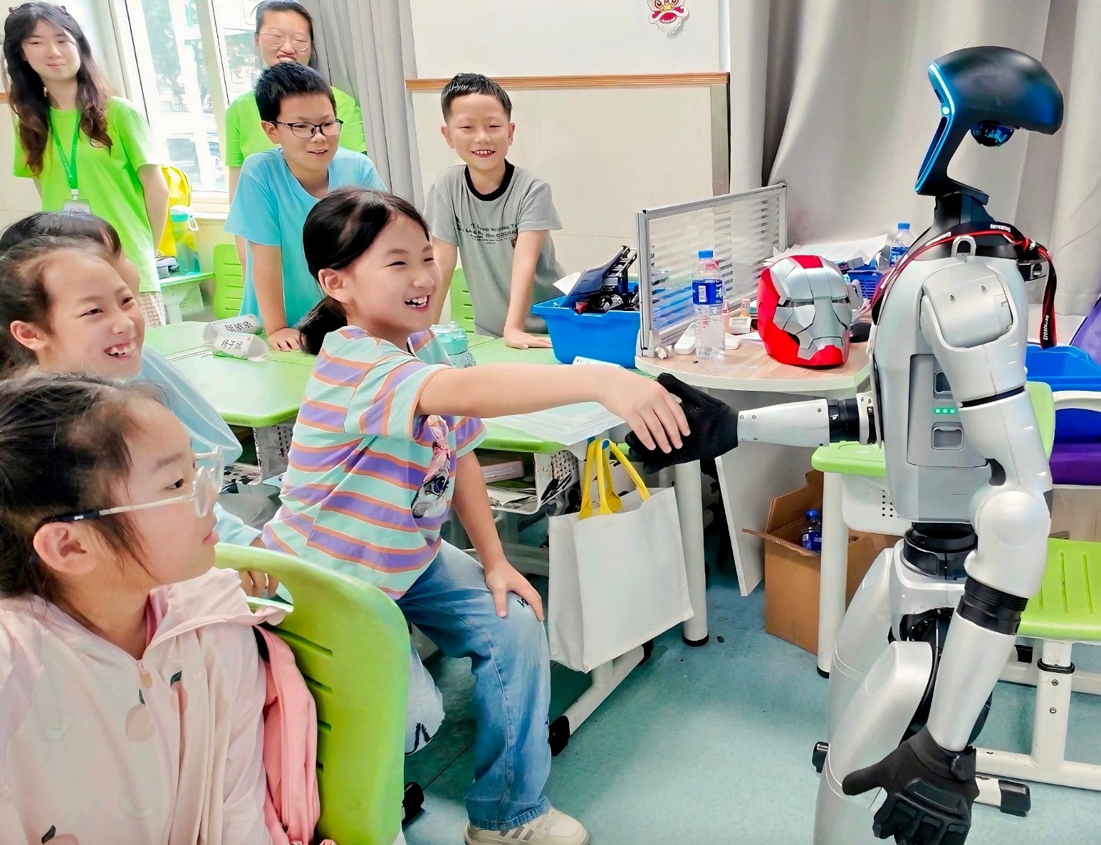 浦东新区爱心暑托班开展机器人互动科普活动.jpg 浦东新区爱心暑托班开展机器人互动科普活动.jpg