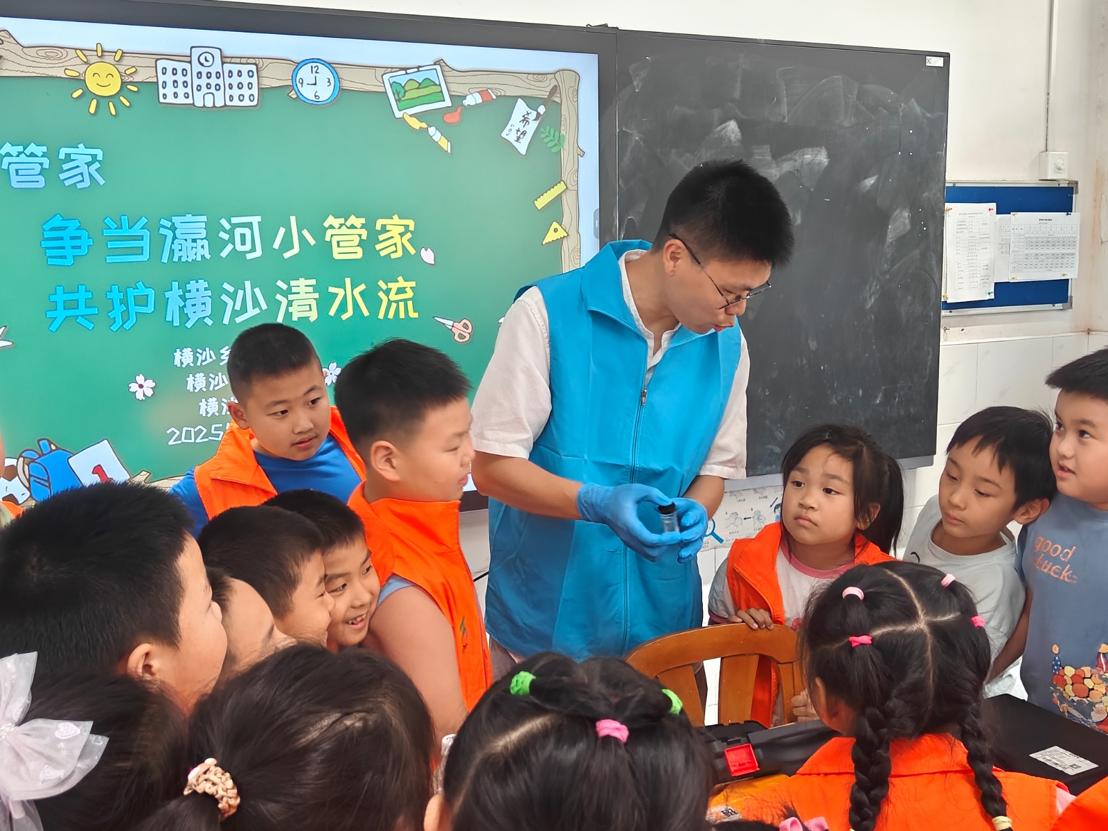 崇明区爱心暑托班推广“瀛河小管家”青少年护河实践活动.jpg 崇明区爱心暑托班推广“瀛河小管家”青少年护河实践活动.jpg