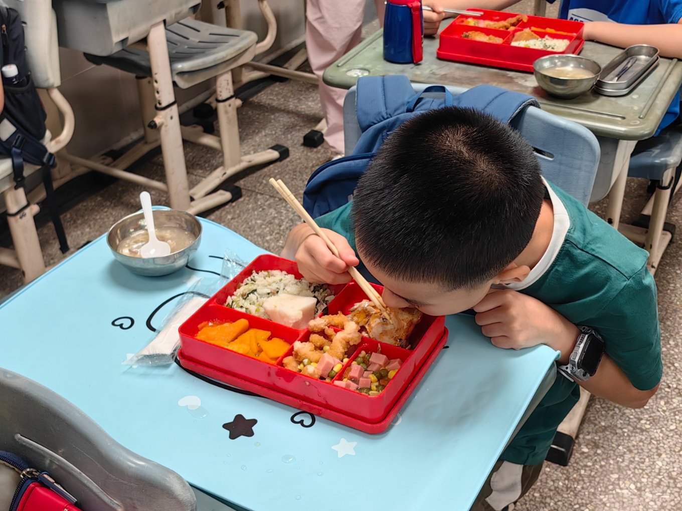 【小朋友吃饭照片】2.jpg 【小朋友吃饭照片】2.jpg