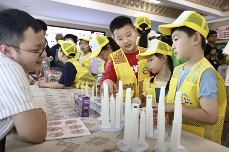 黄浦区“老西门·新六艺”爱心暑托班的同学们在参加六艺选修活动 黄浦区“老西门·新六艺”爱心暑托班的同学们在参加六艺选修活动