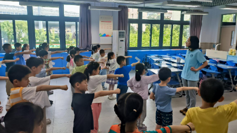 徐汇区凌云街道爱心暑托班的同学们在学习武术 徐汇区凌云街道爱心暑托班的同学们在学习武术
