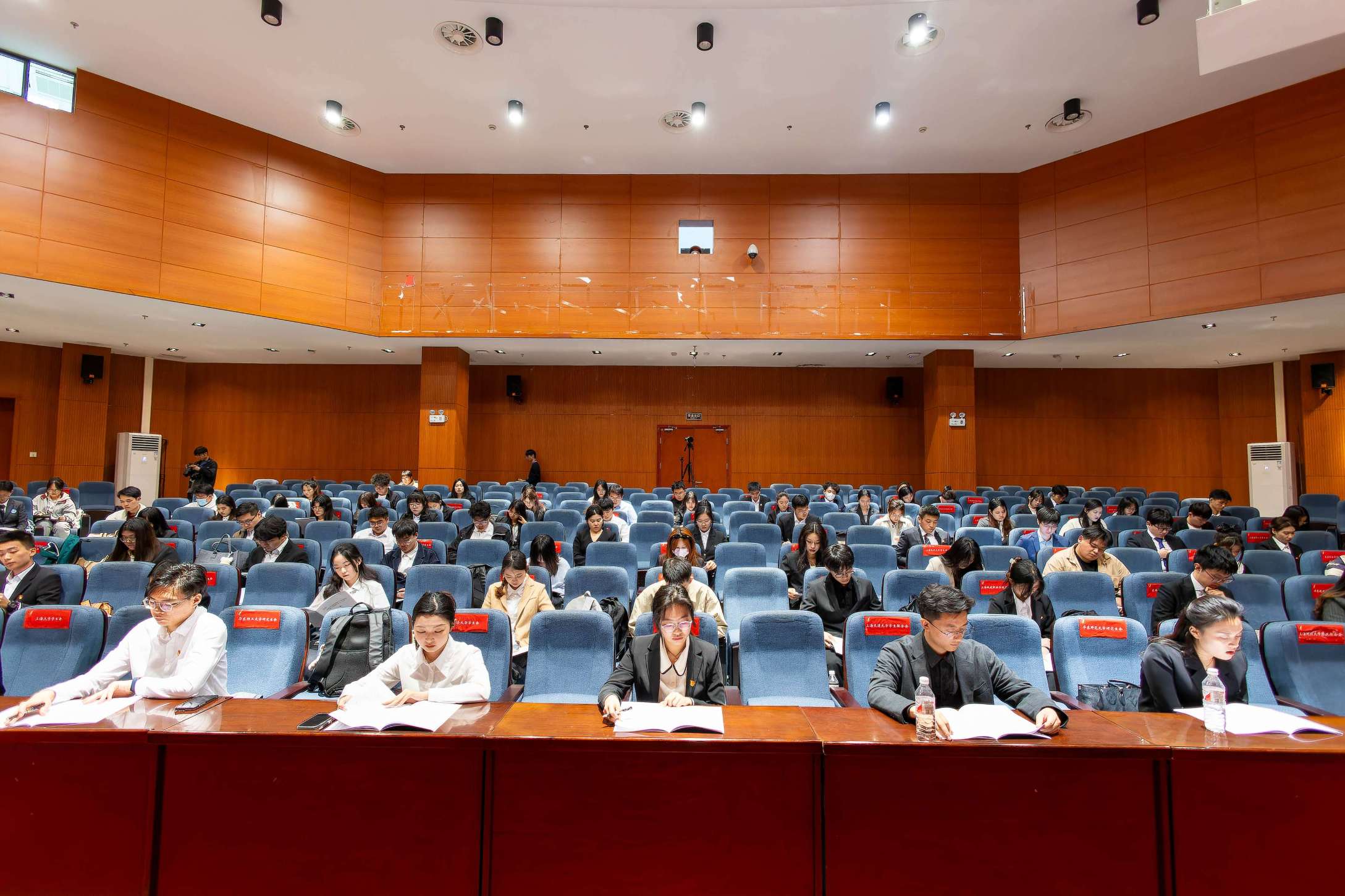 3.全会台下.jpg 3.全会台下.jpg