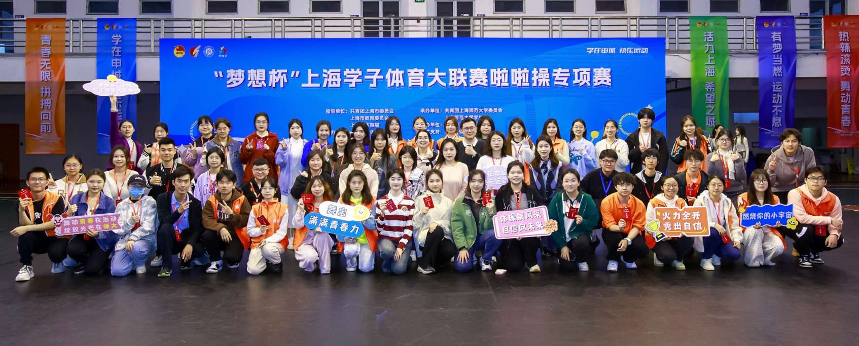 16全体工作人员合照.jpg 16全体工作人员合照.jpg