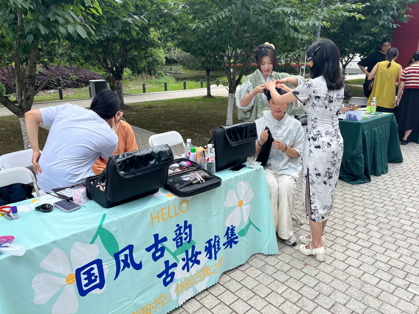 化妆.jpg 化妆.jpg